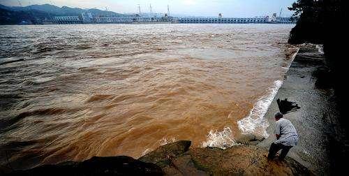 长江重庆段水位下降露出600年石佛
